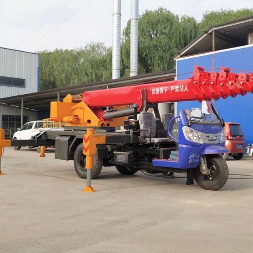 三轮吊车